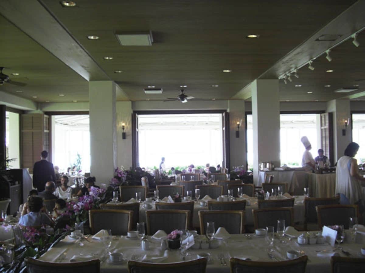 海風を感じるさわやかなレストラン。店名のオーキッズ（蘭）の花が至るところに飾られています