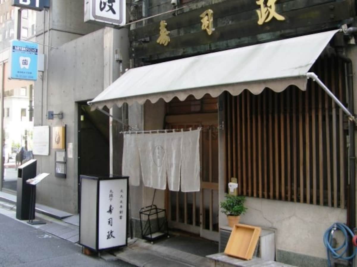 九段下駅からほど近い同店店頭