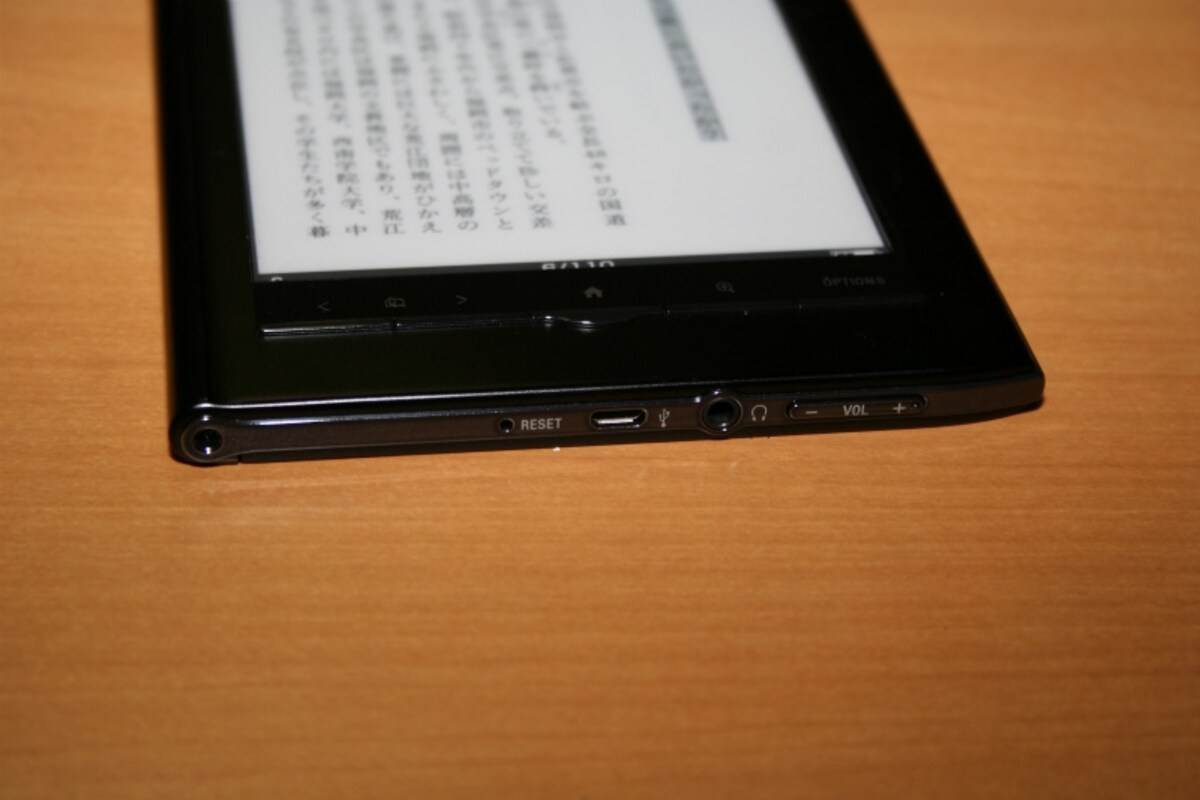 本体下部にヘッドホン端子や音量調整ボタンを備える