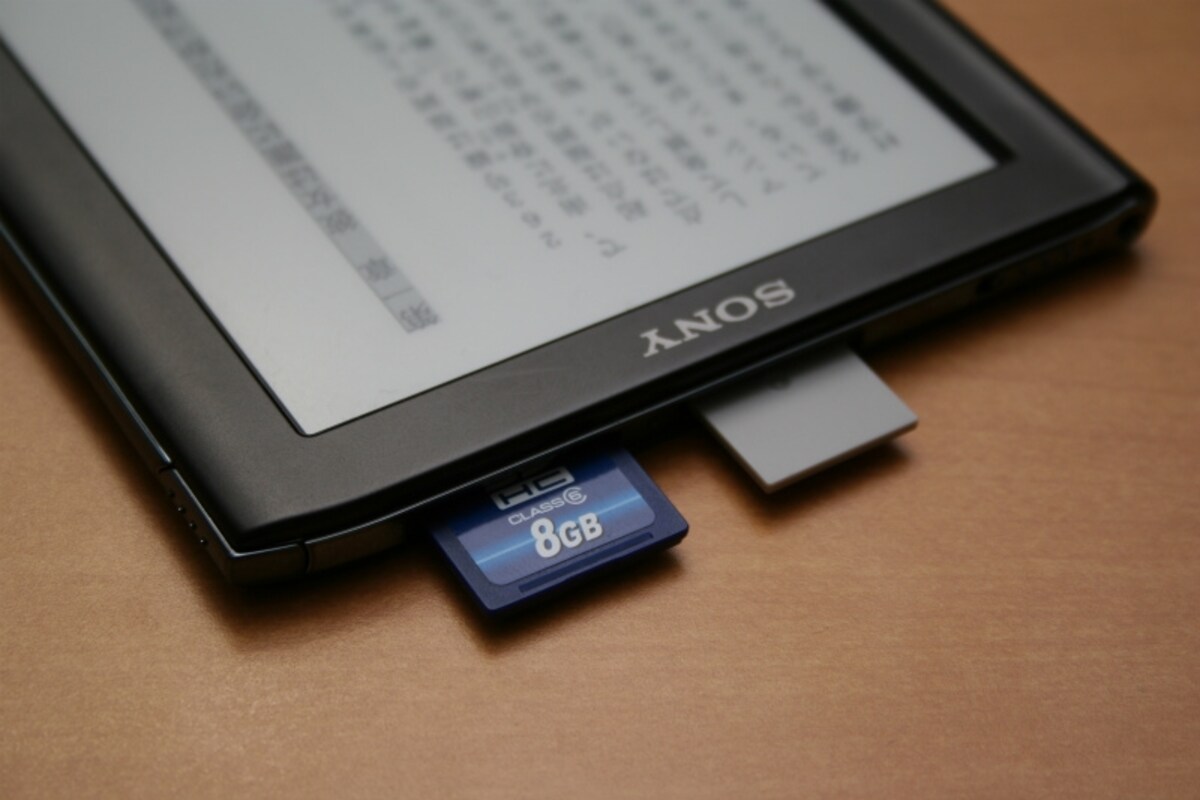 本体上部にメモリースティックPROデュオスロットとSDカードスロットを搭載している
