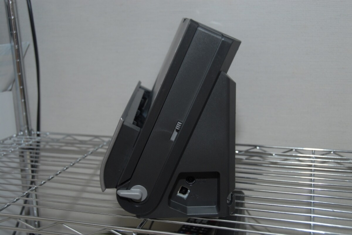 DR-C125の右側面。背面から給紙した書類を前面に排紙する「ラウンド・スキャン」方式を採用している。下部のレバーを下げれば、前面下部に排紙することもできる
