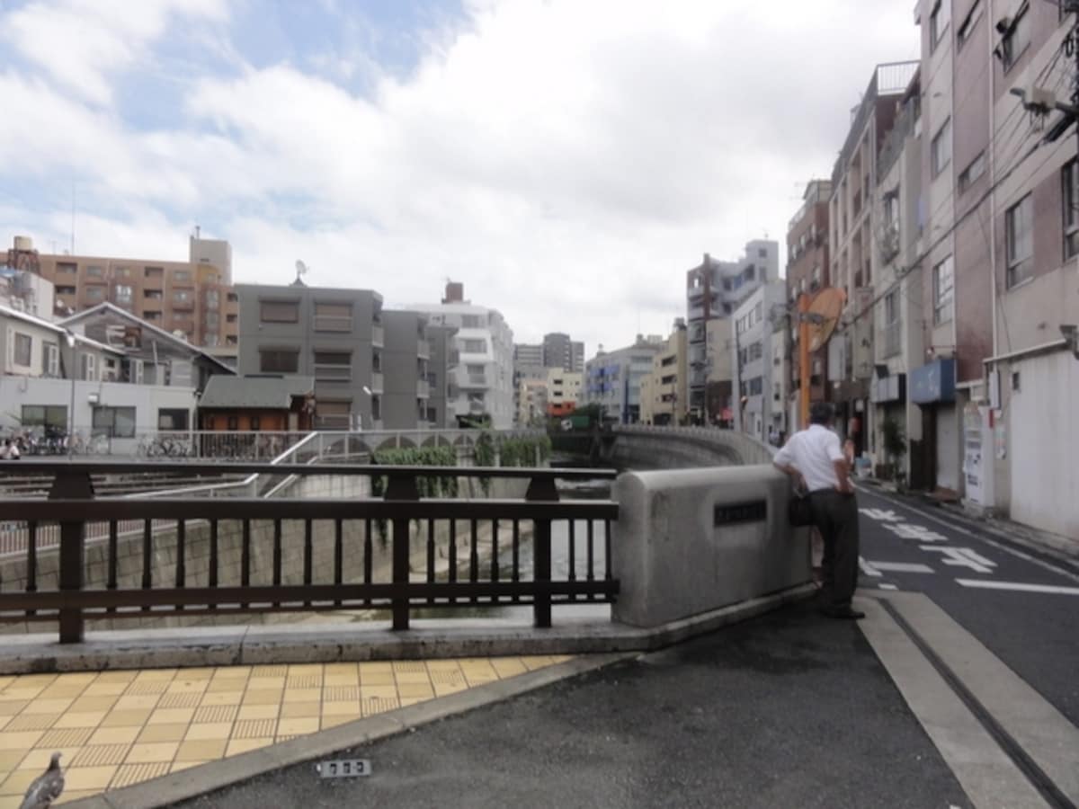 この先、新宿区側に「弁天」という行列のできるラーメン店がある。