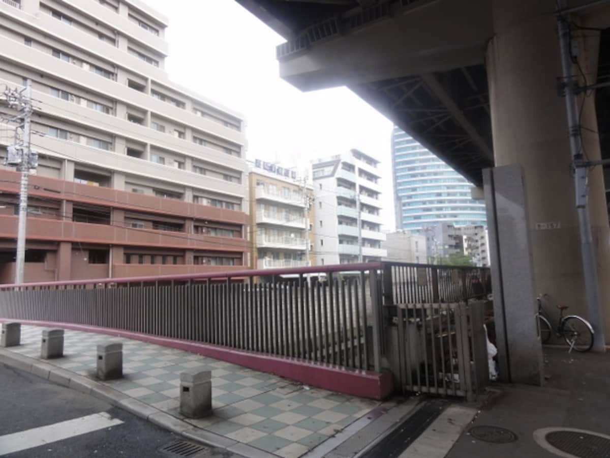 ピンク色のかわいい橋だ