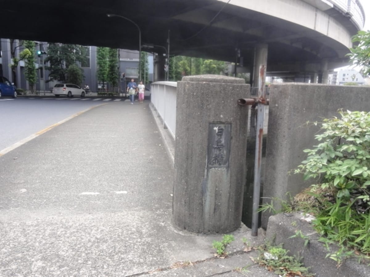 かつてこのあたりに白鳥池があり、それがが橋の名前の由来