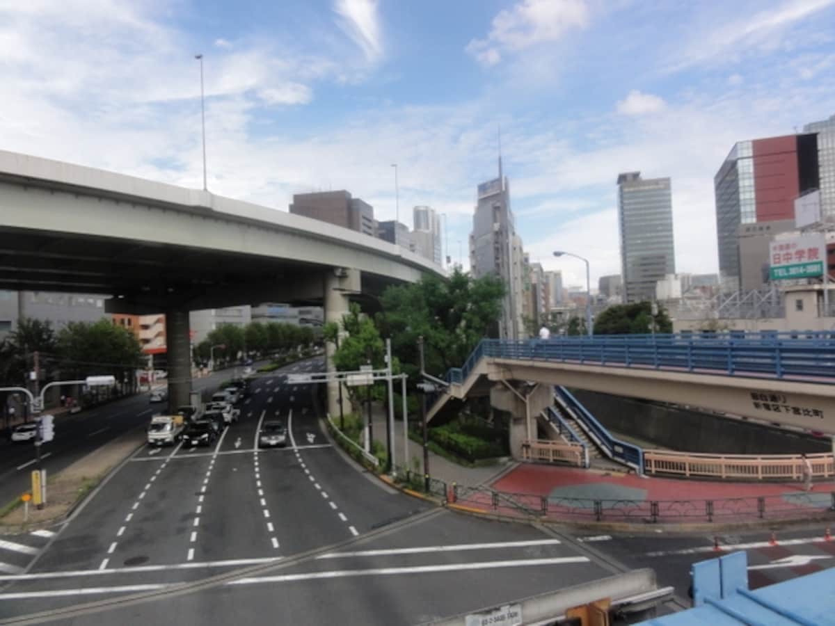 この付近で神田川は外堀通りと合流している。