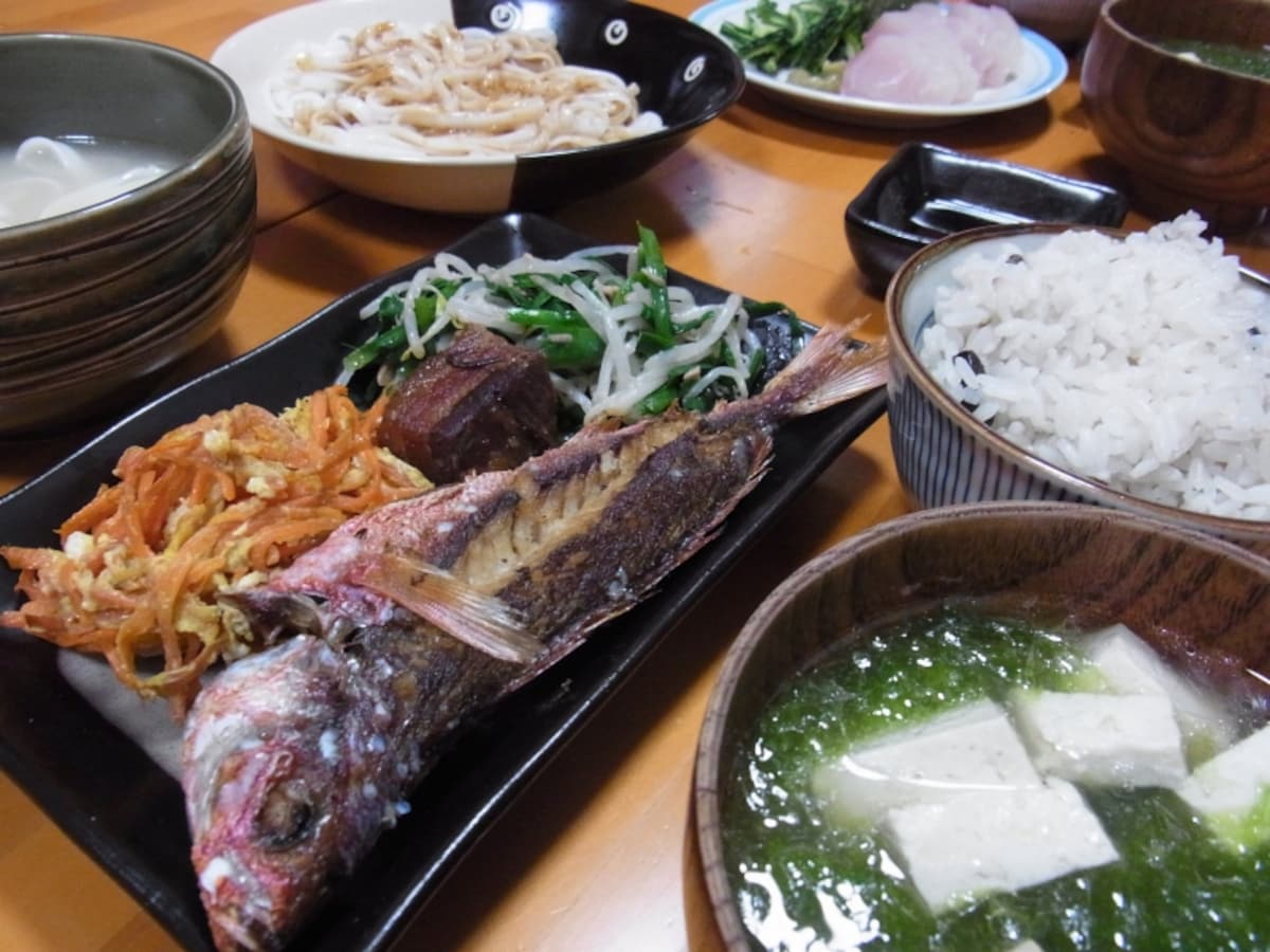 伊是名