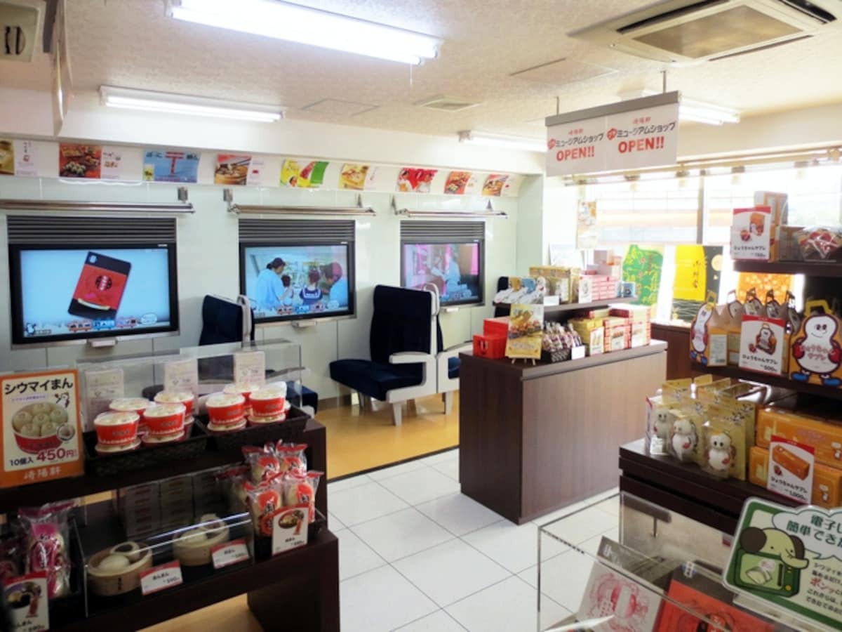 工場入口にある「プチミュージアムショップ」ではオリジナルグッズをはじめ、崎陽軒の商品が購入できます。その場で食べられる「工場できたてアツアツメニュー」の販売（※2022年4月現在休止中）も（2013年10月30日撮影）