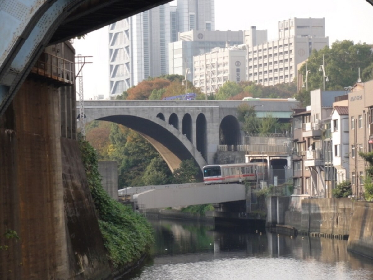 丸ノ内線がトンネルから出てきた