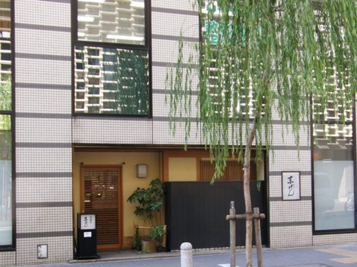 ニュー新橋ビルの西側に位置する同店