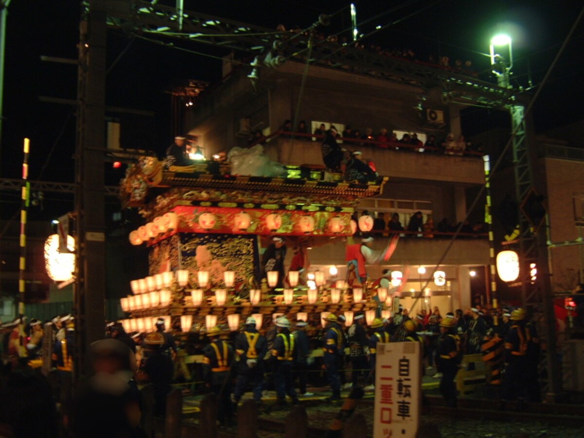 秩父夜祭（17）／秩父鉄道の踏切を渡る中町屋台