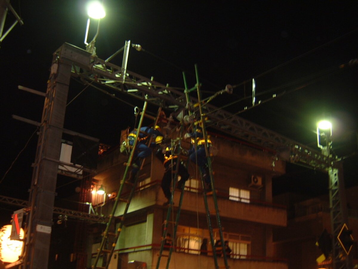秩父夜祭（21）／取り外した秩父鉄道の架線復旧作業