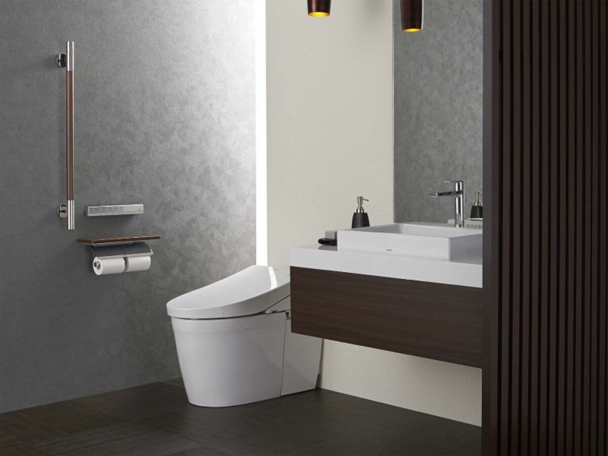 便器や便座だけでなく、洗面やトイレアクセサリーなどとのコーディネートも参考に。[ネオレストAH1（ウォシュレット一体形便器、スティックリモコンタイプ、棚付二連紙巻器、インテリア・バー（コンテンポラリタイプ）I型、洗面器、シングル混合水栓、マーブライトカウンターなど]　TOTO　http://www.toto.co.jp/