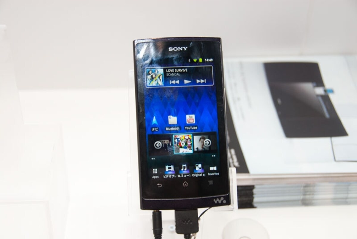 本体サイズは幅70.5×高さ134.2×厚さ11.1mmで、重さは約156g。最新の大画面スマートフォンと同程度のサイズと重さだ