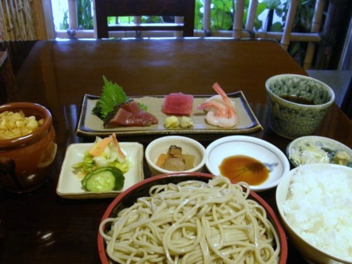 小さめのせいろか温かいかけそばを選ぶことができる刺身御膳