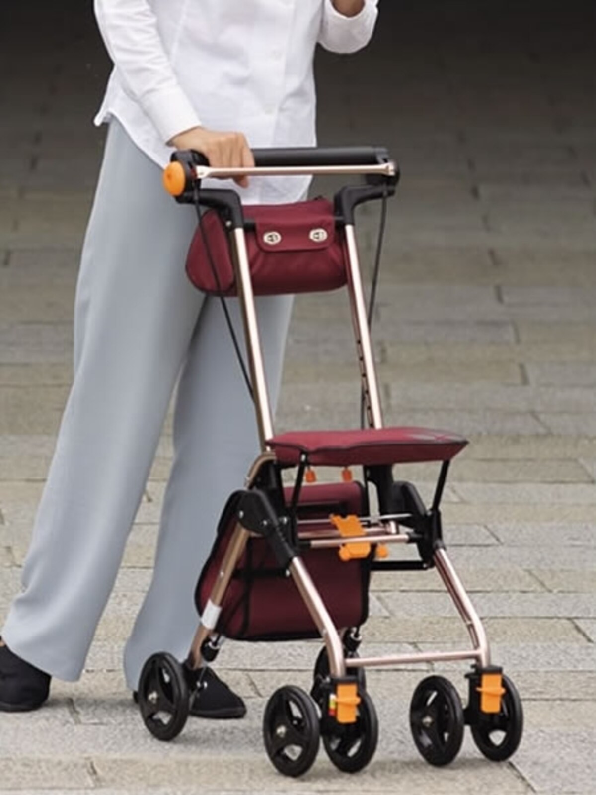 コンパクトタイプは、軽量で持ち運びが簡単です