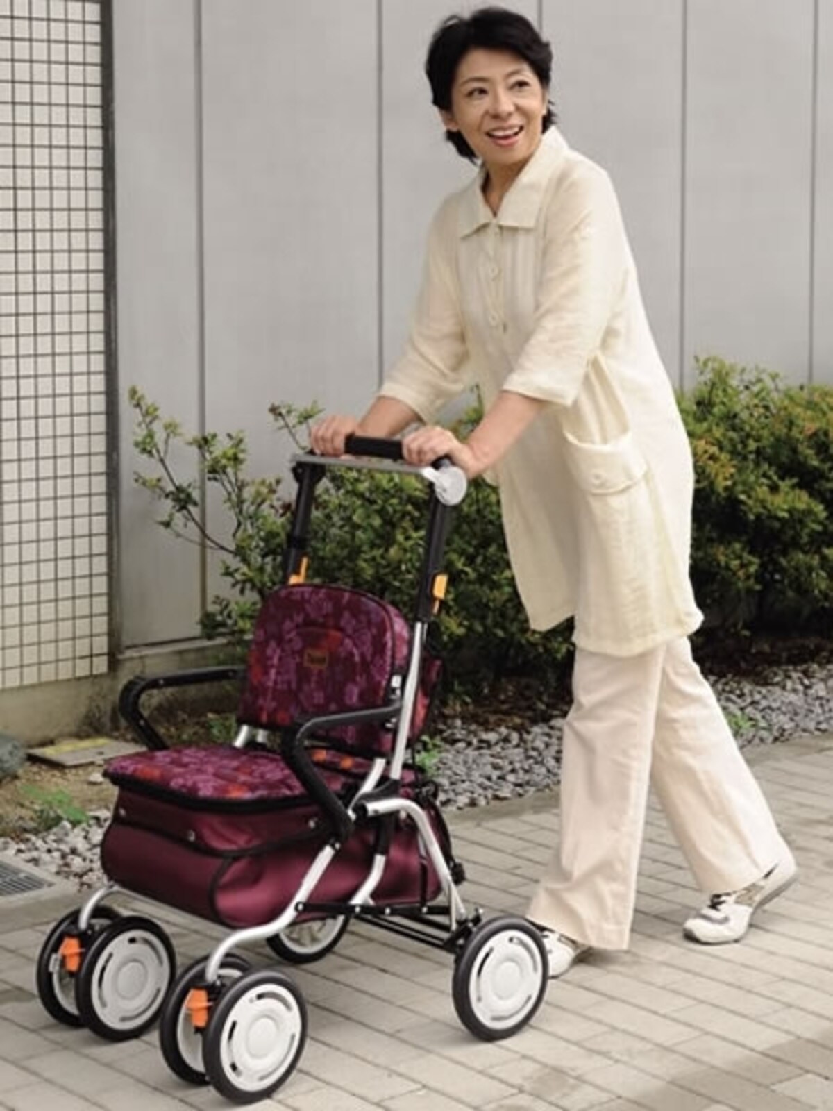 スタンダードタイプは、歩行時の安定性が高く、収納力も豊富です
