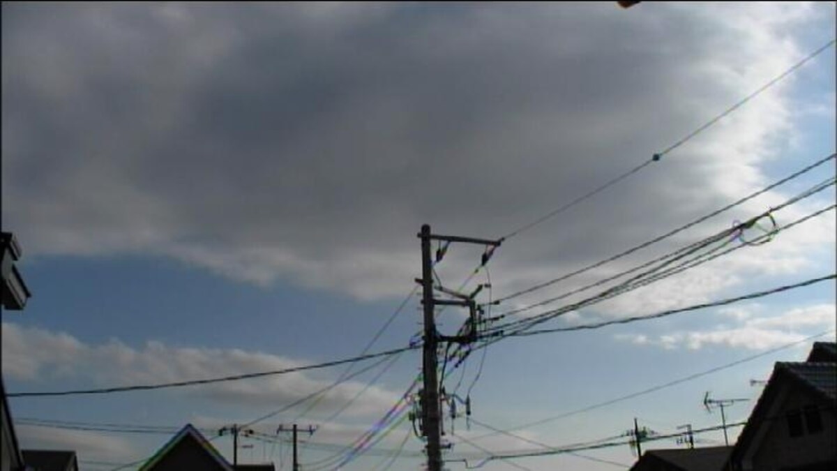 雲の流れる様子。30分を10秒に縮めて撮影することなどができる。