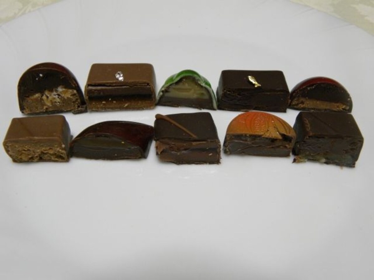 「L’AVENUE　ラヴニュー」に入った10粒のボンボンショコラ断面。