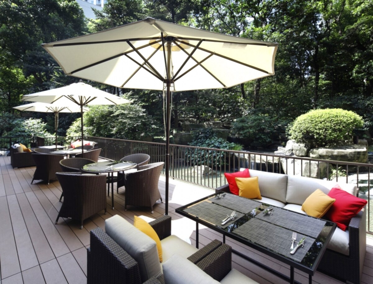大阪のリーガロイヤルホテルにある「All Day Dining REMONE（リモネ）」のテラス席