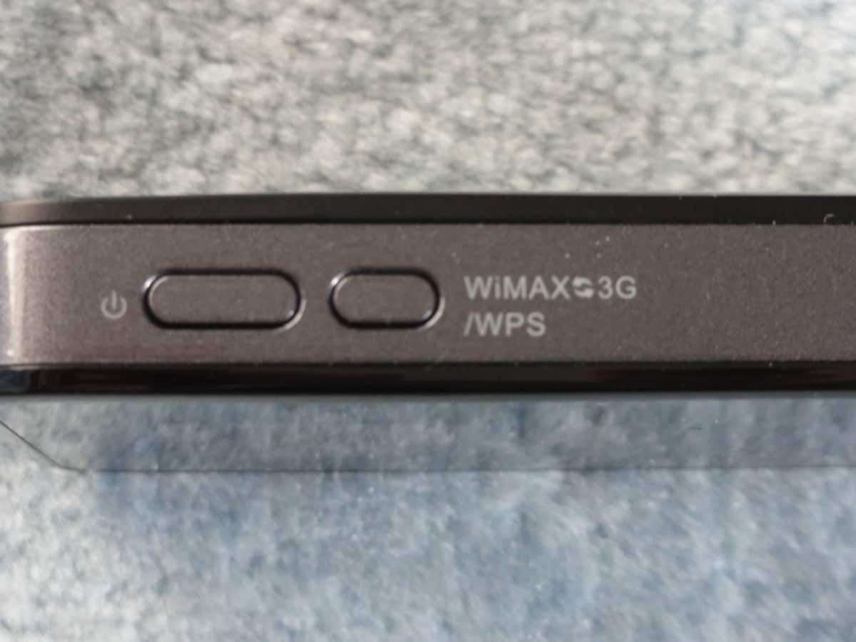 右側のボタンがWPSボタンとなっている。