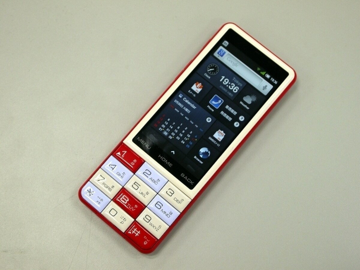 タイルデザインが特徴的なauのINFOBAR C01