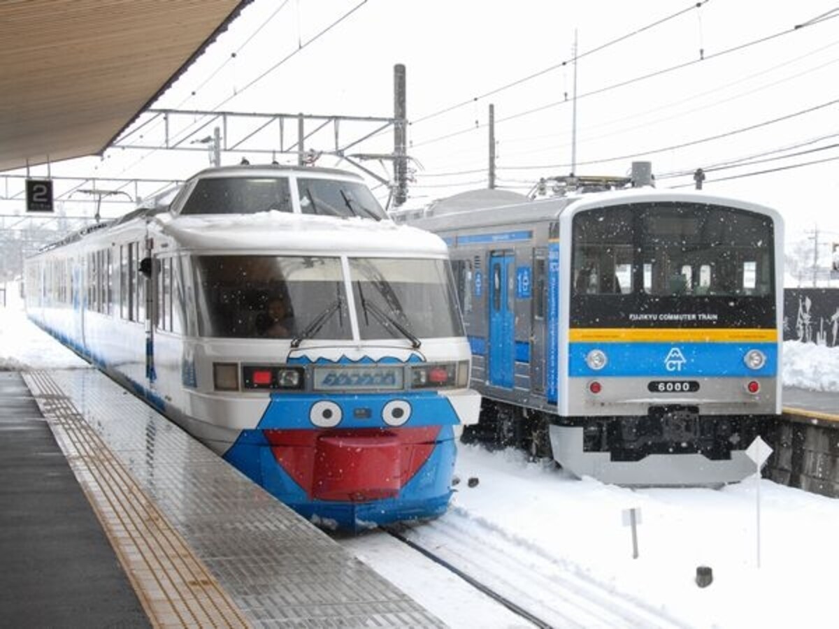 フジサン特急と並ぶ6000系