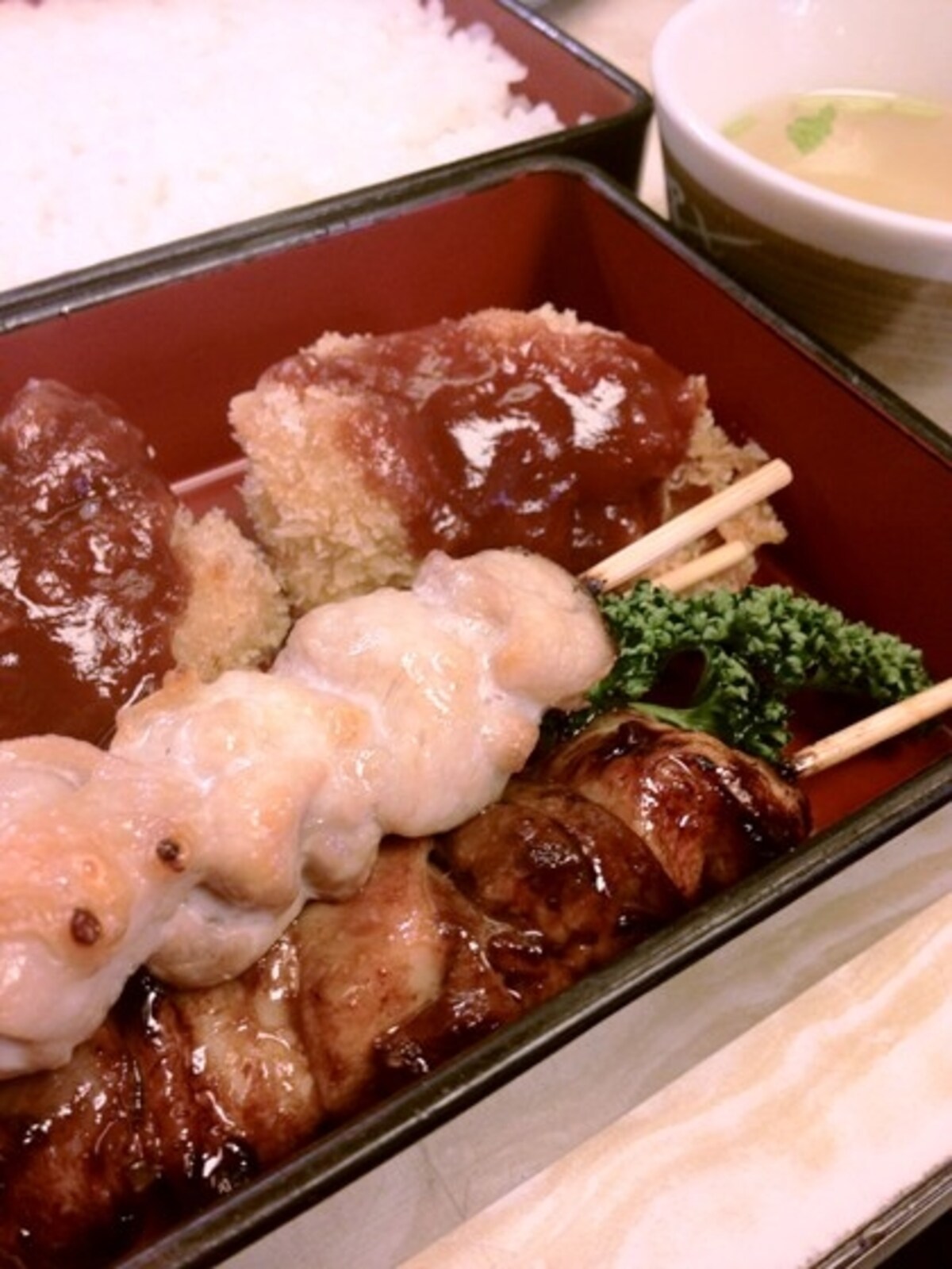 焼鳥、カツ、玉子焼きが入る「B弁当」