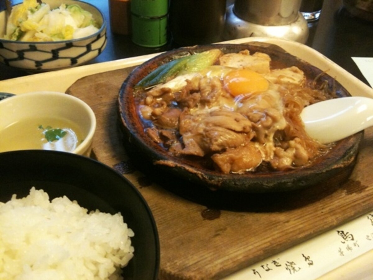 熱々の状態で提供される鳥鍋御飯