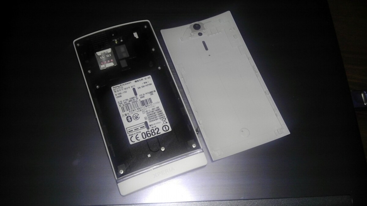 SIMはmicroSIM、バッテリーは内蔵型で、ユーザー交換はできない