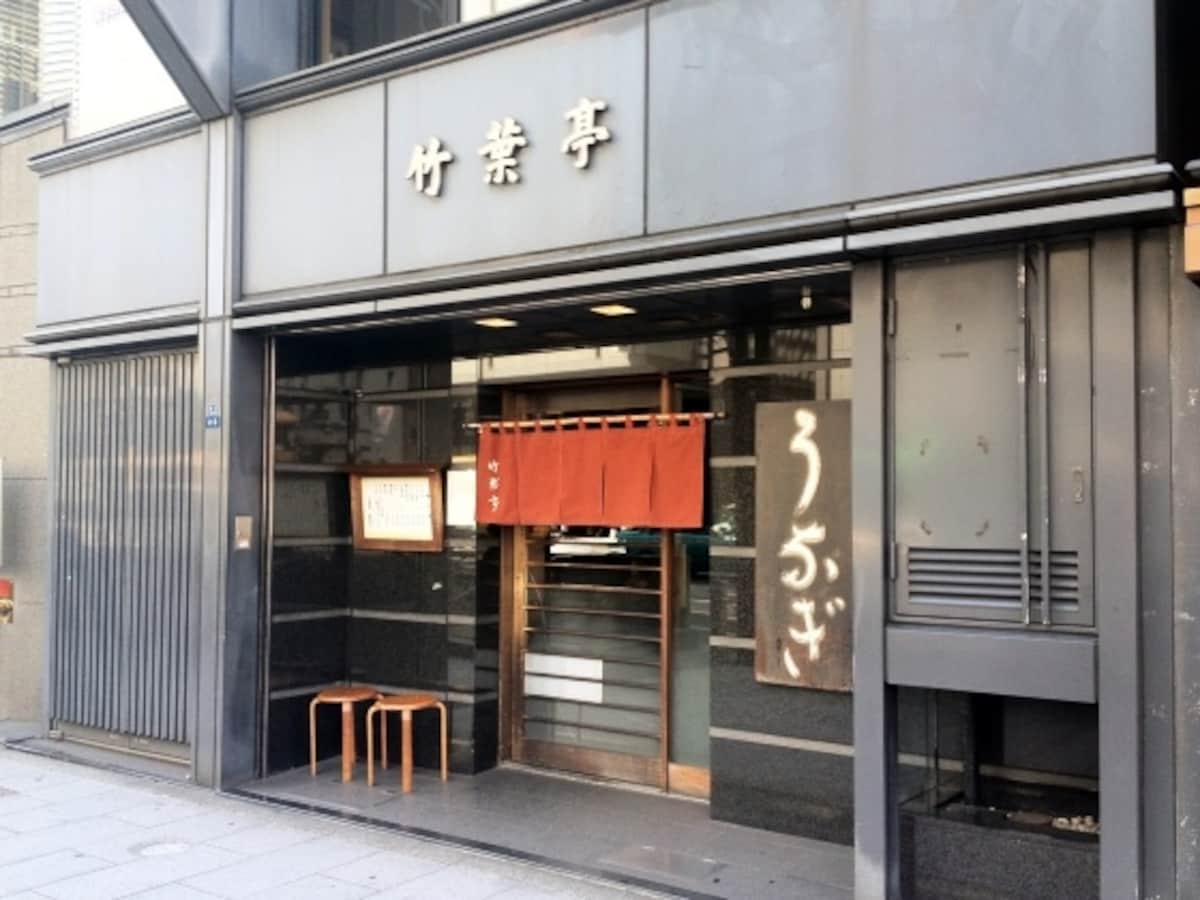 暖簾の左側にメニューの一部を掲載している