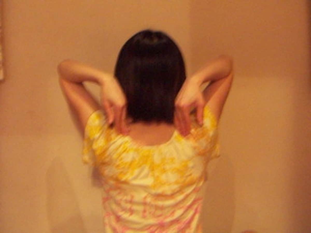 肘の動きで、肩甲骨の動きを感じてみましょう。
