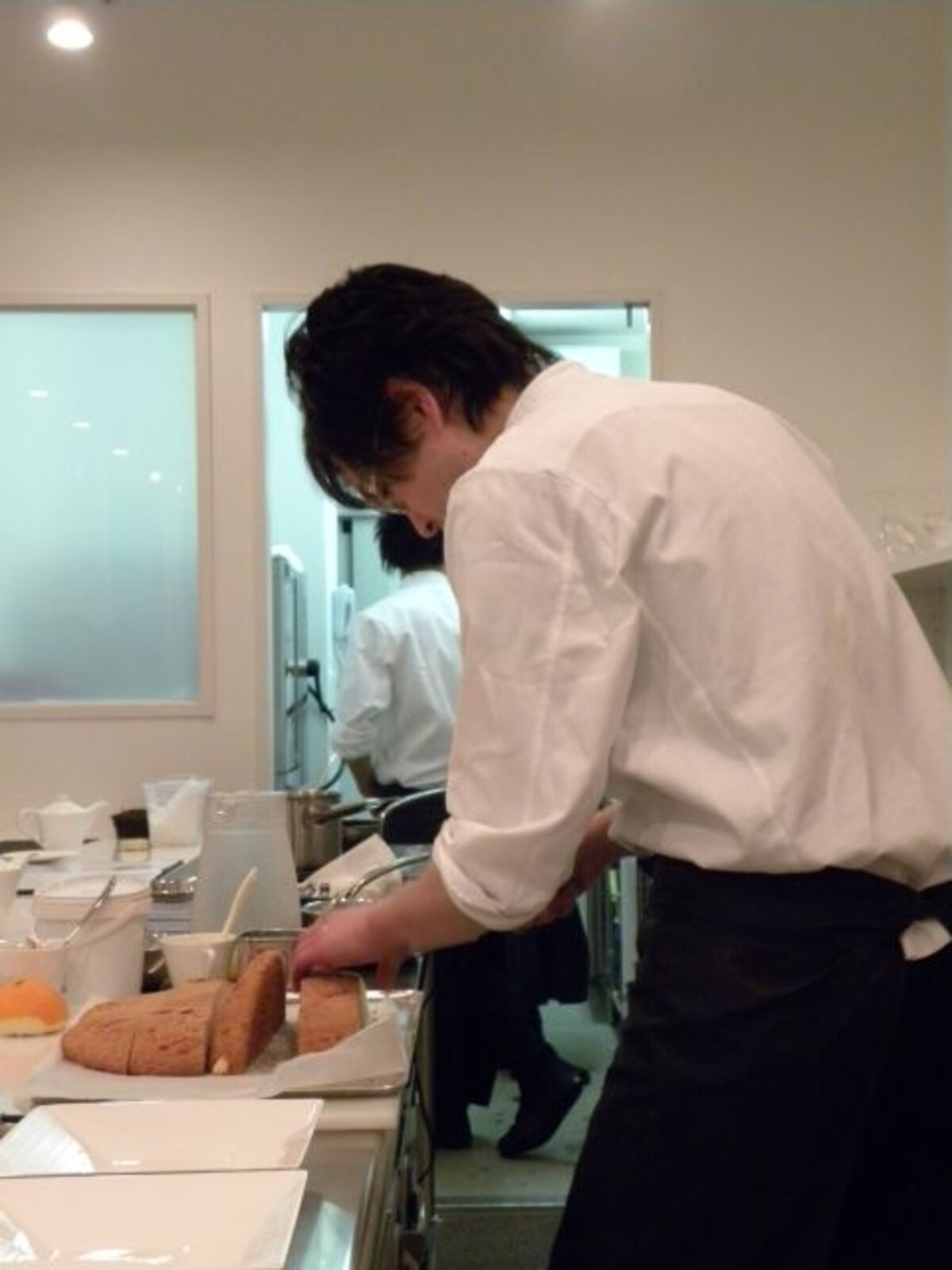 フレンチトースト用の生地をカットする吉岡シェフ