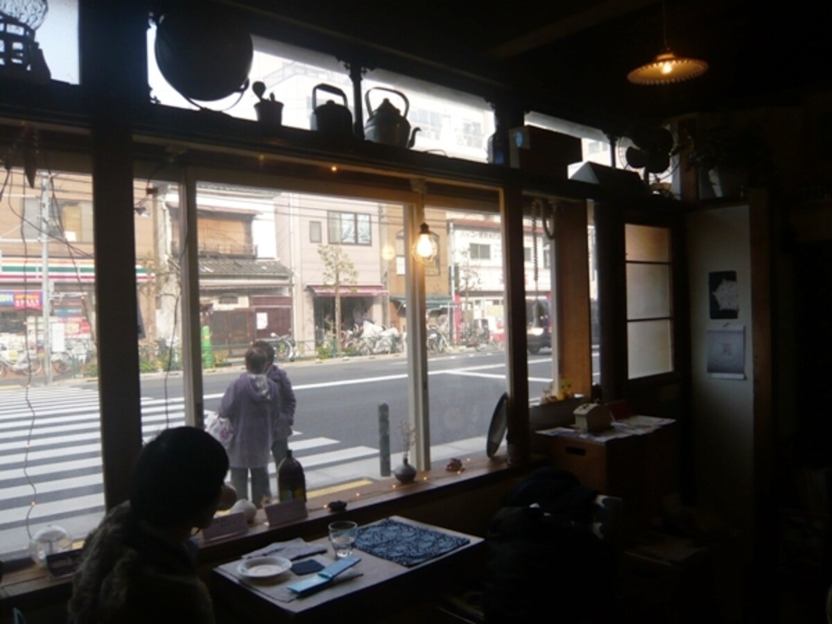 『BUNKAN』の窓際席