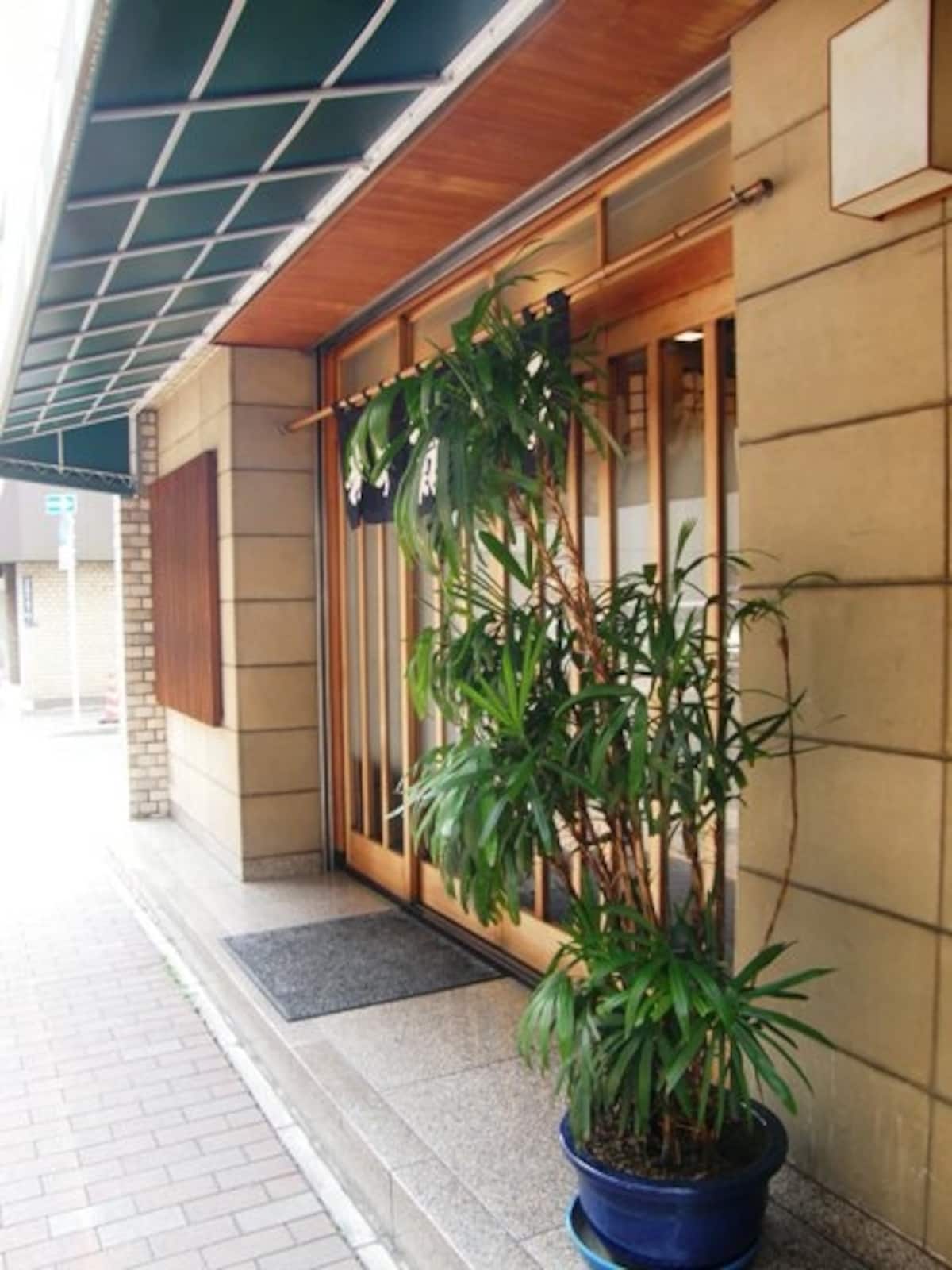 四枚引き戸の同店店頭
