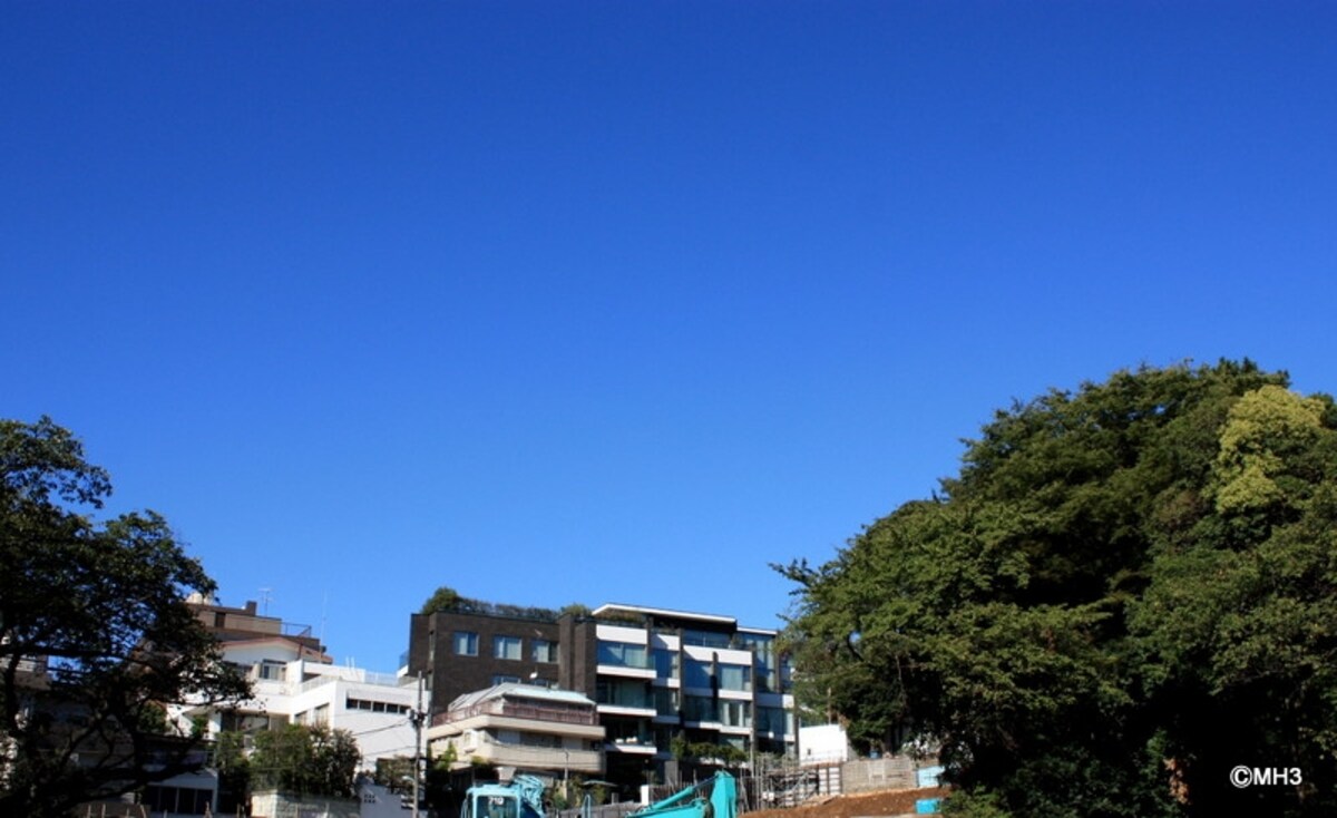 正面の建物は高級賃貸マンション「QUON」（南麻布4丁目）