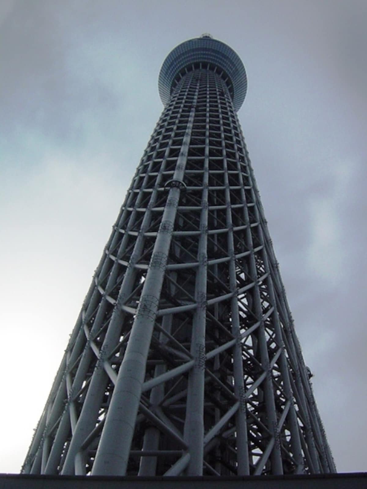 真下から見た東京スカイツリー(R)