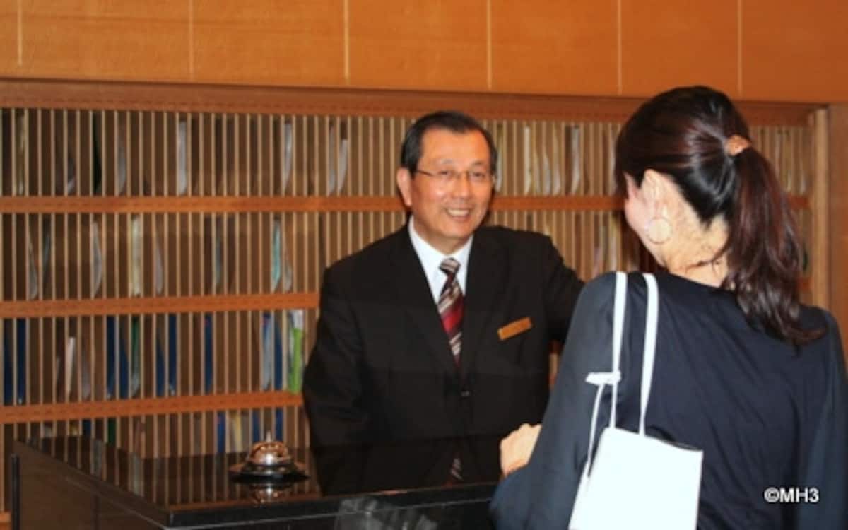 フロントに立つ上林弘光さん