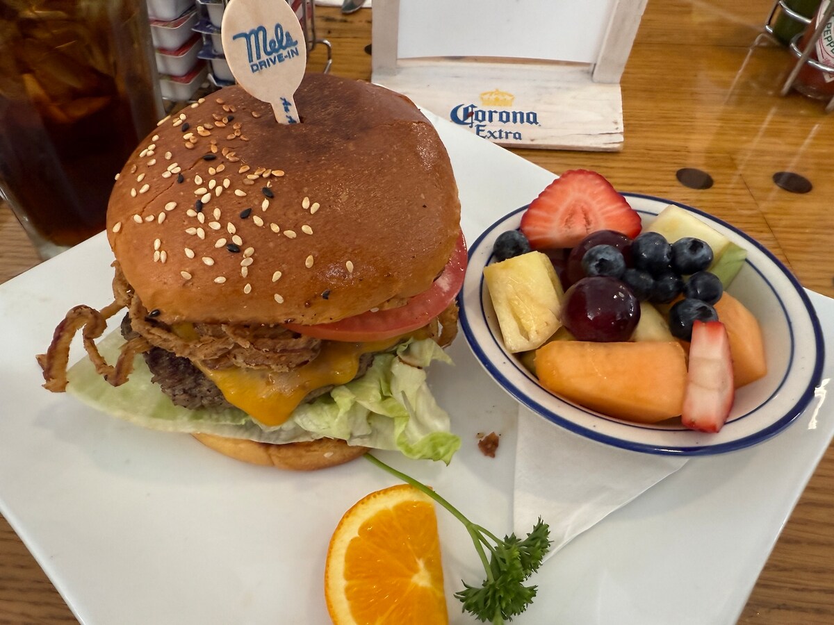 オニオンリングがたっぷり入った「ルート66バーガー」