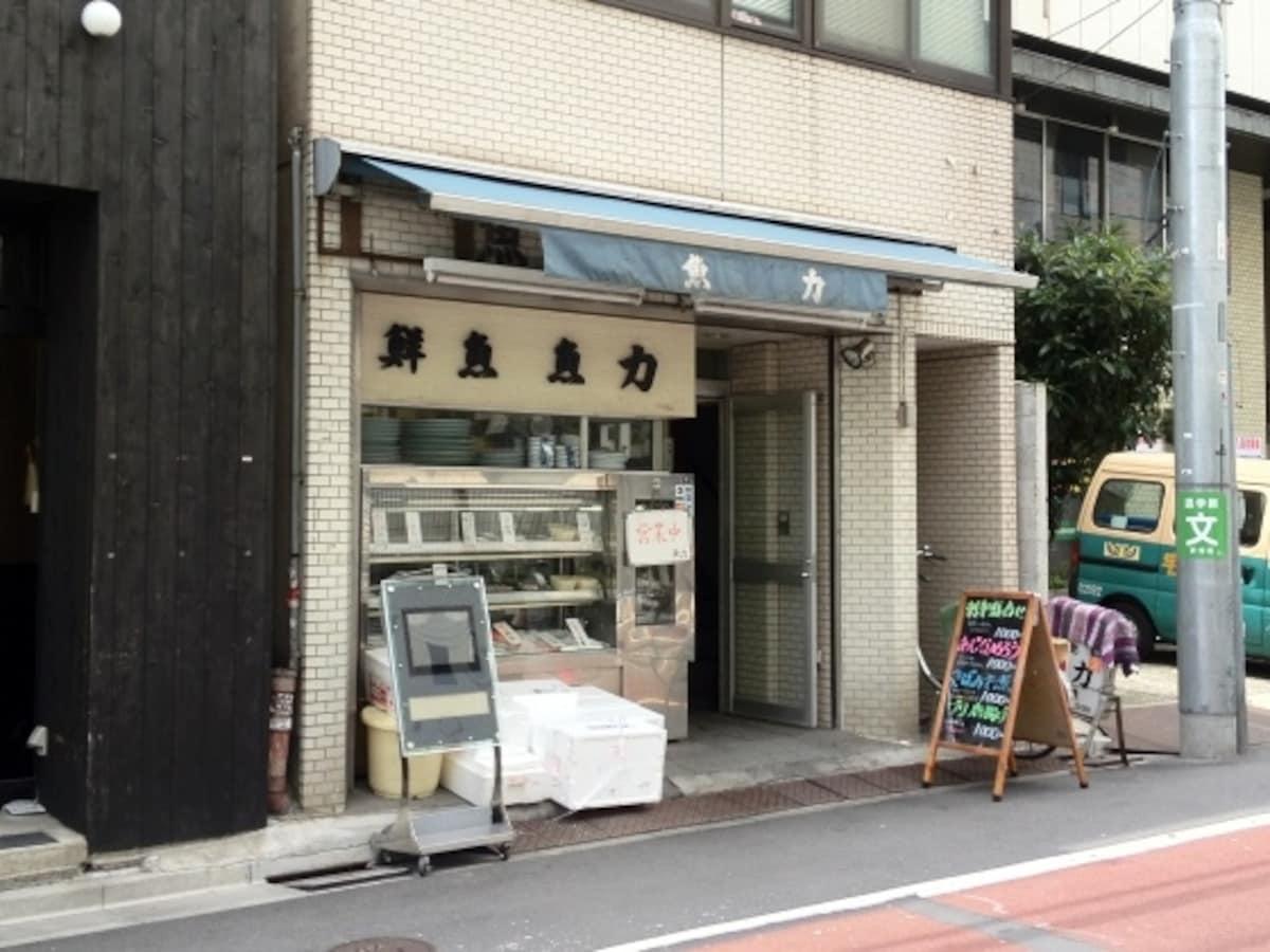 同店店頭。向かいは白洋舎の本社