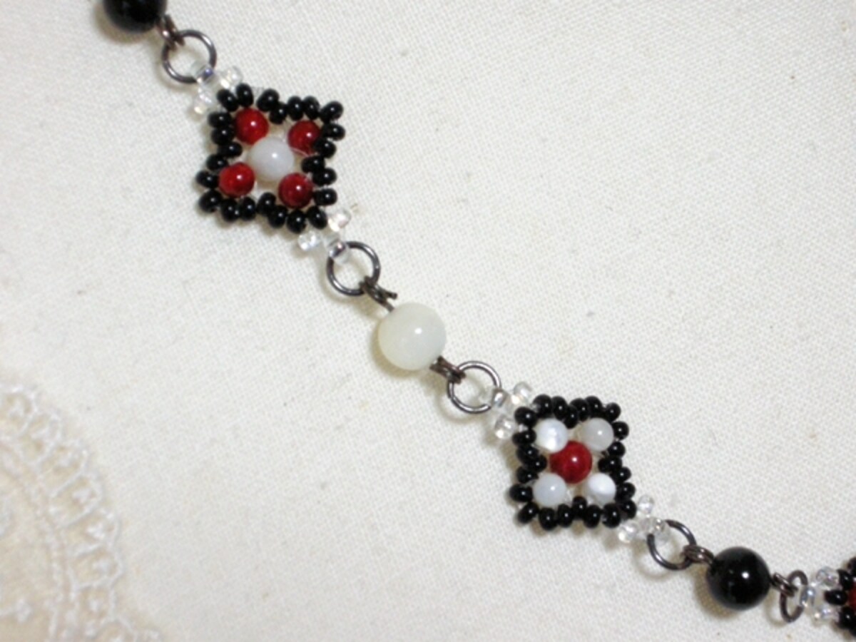小さなビーズパーツのネックレス