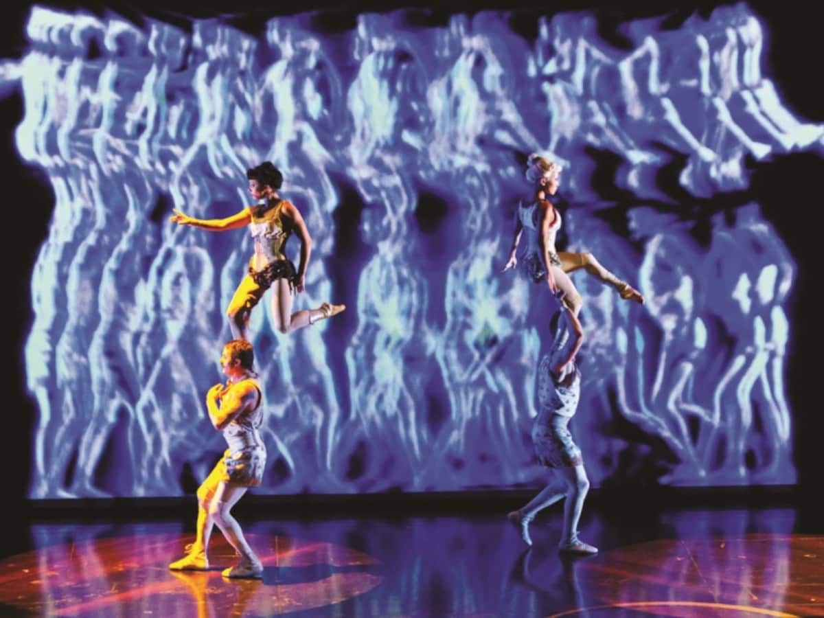 舞台だけではなく、エフェクトがかかった背景にも注目！　Matt Beard ? 2011 Cirque du Soleil