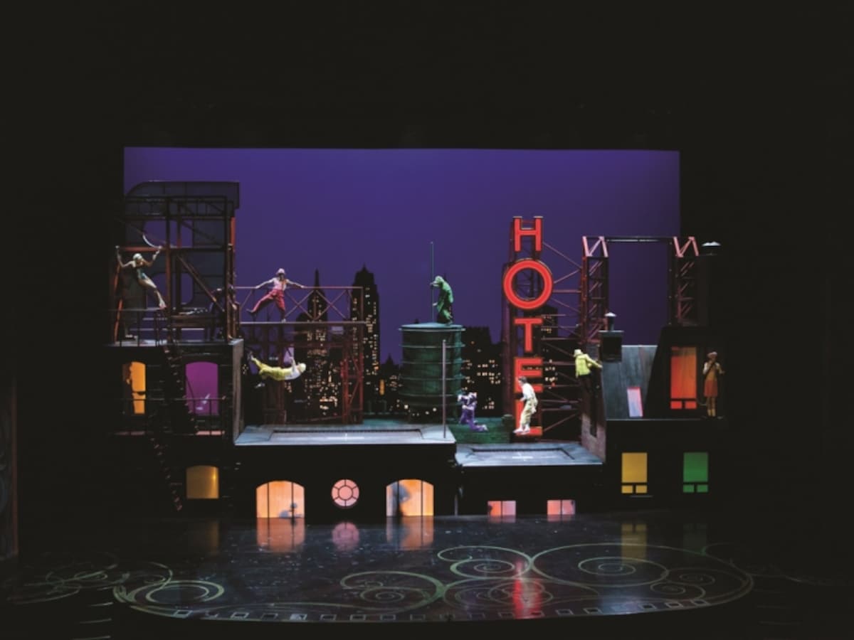 後半のホテルの屋上シーン。飛んだり跳ねたり、ワクワクします！　Matt Beard ? 2011 Cirque du Soleil　