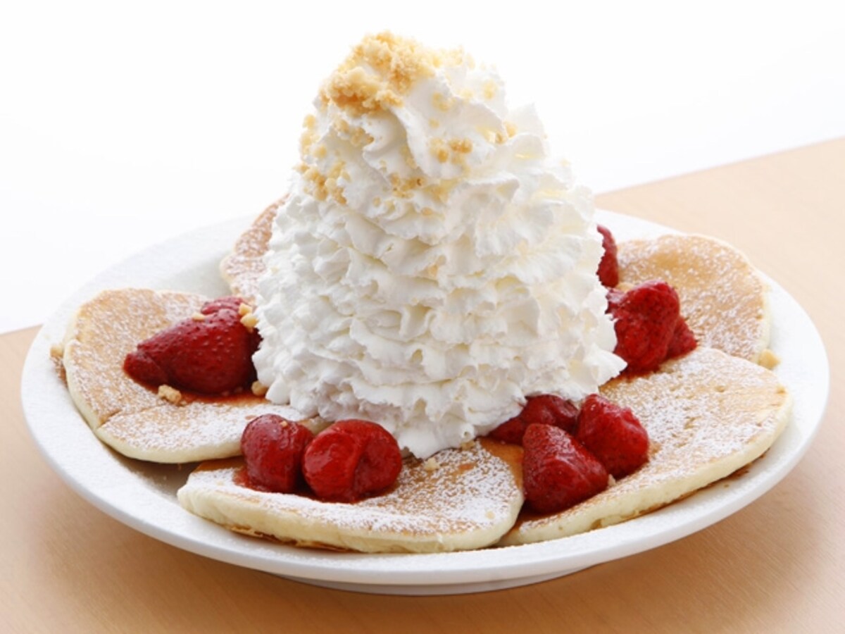 Eggs 'n Thingsの看板メニューのパンケーキ。ストロベリーホイップクリームとマカダミアナッツ（1050円）