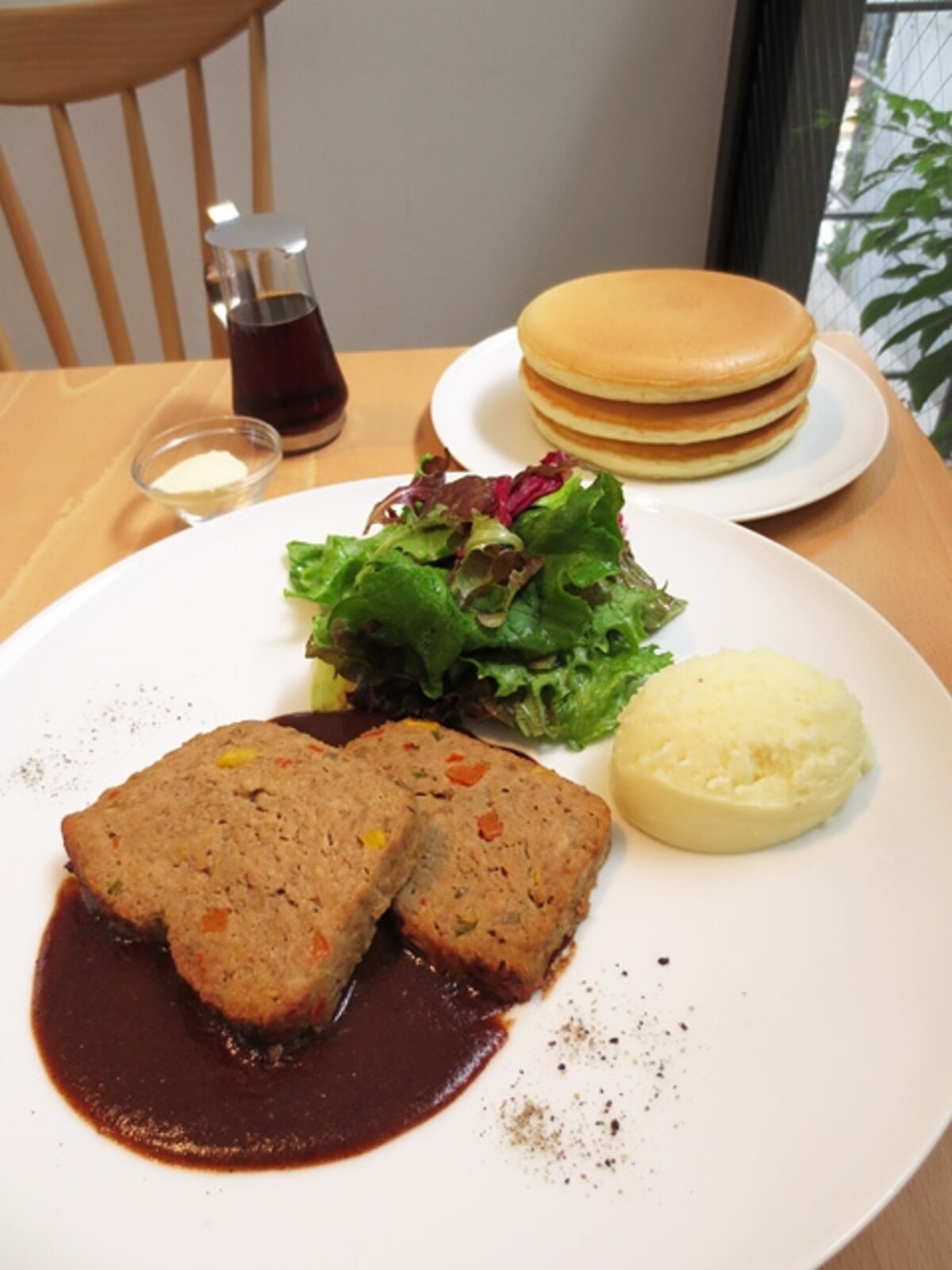 有機野菜のミートローフ オーガニックワインのデミグラスソース添え（パンケーキ3枚付き）（1250円）。肉と有機野菜の旨みがつまったミートローフに、コクのあるデミグラスソースが。ソースはパンケーキにつけても◎