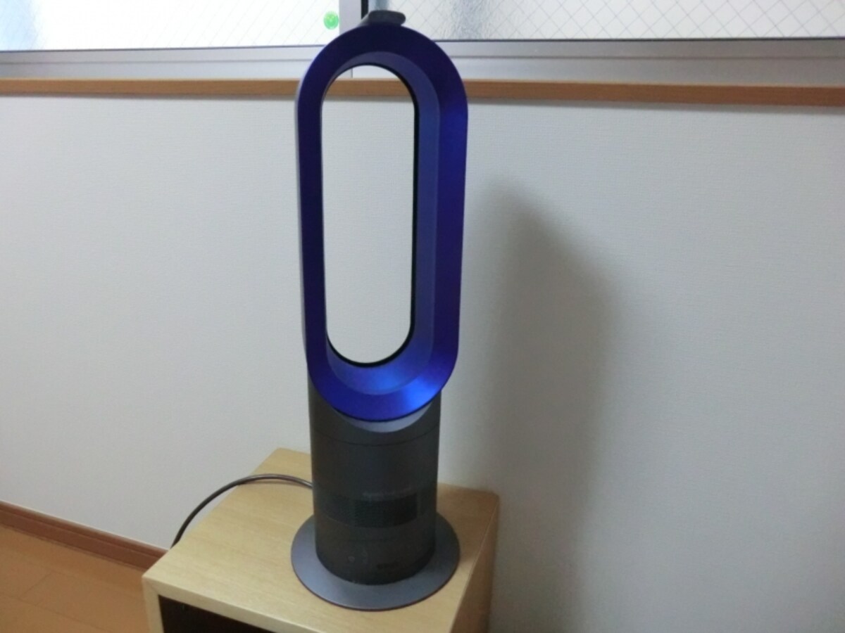 dyson hot + cool AM04 ファンヒーター。価格5万7000円。独自のAir Multiplierテクノロジーで増幅され、大きな風量を生み出します。