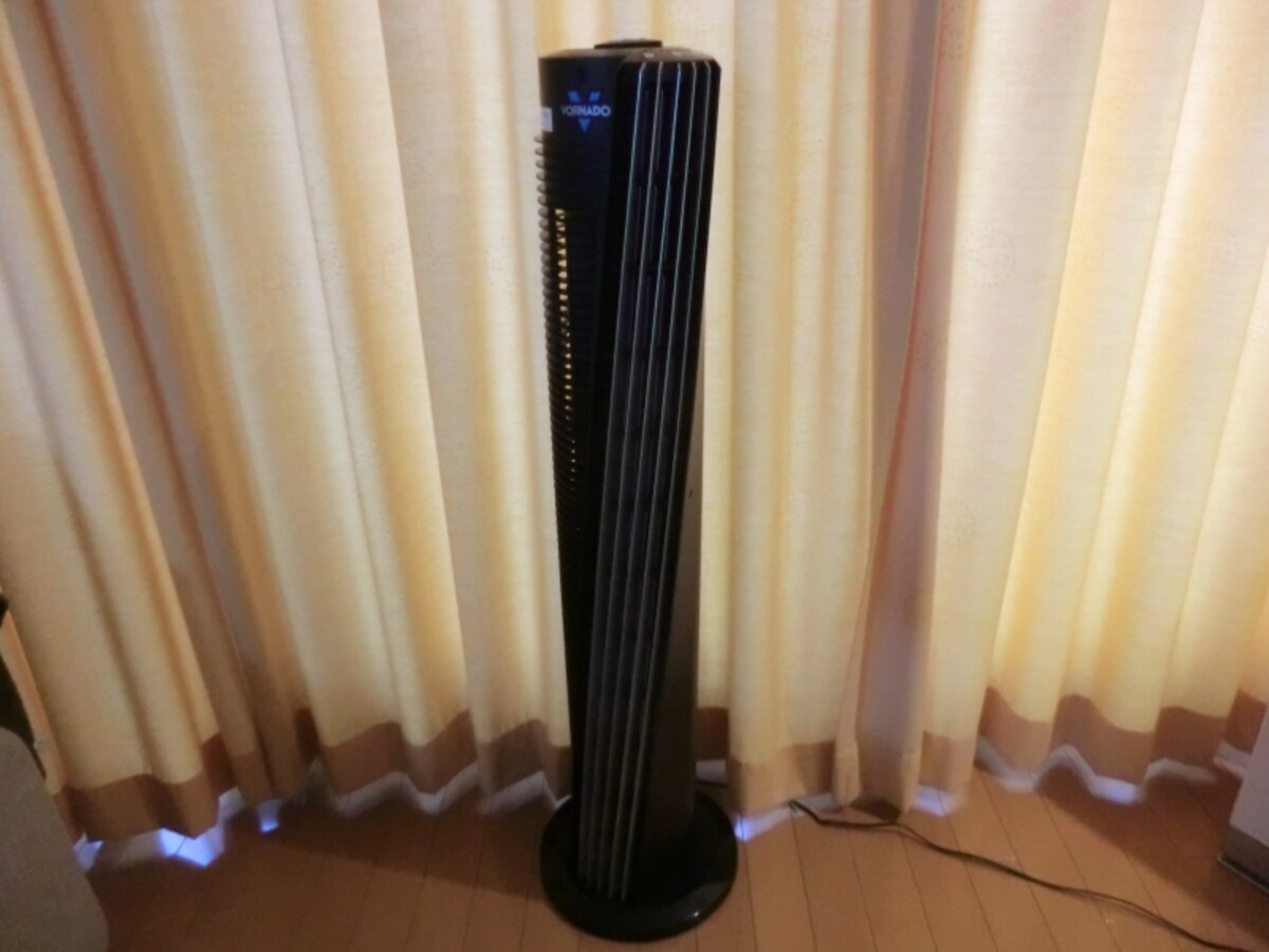 184-JP Tower Circulator。価格2万4675円。独立したリモコン、タイマー機能付き。使わない時にはサーキュレーターの上部に置けます。