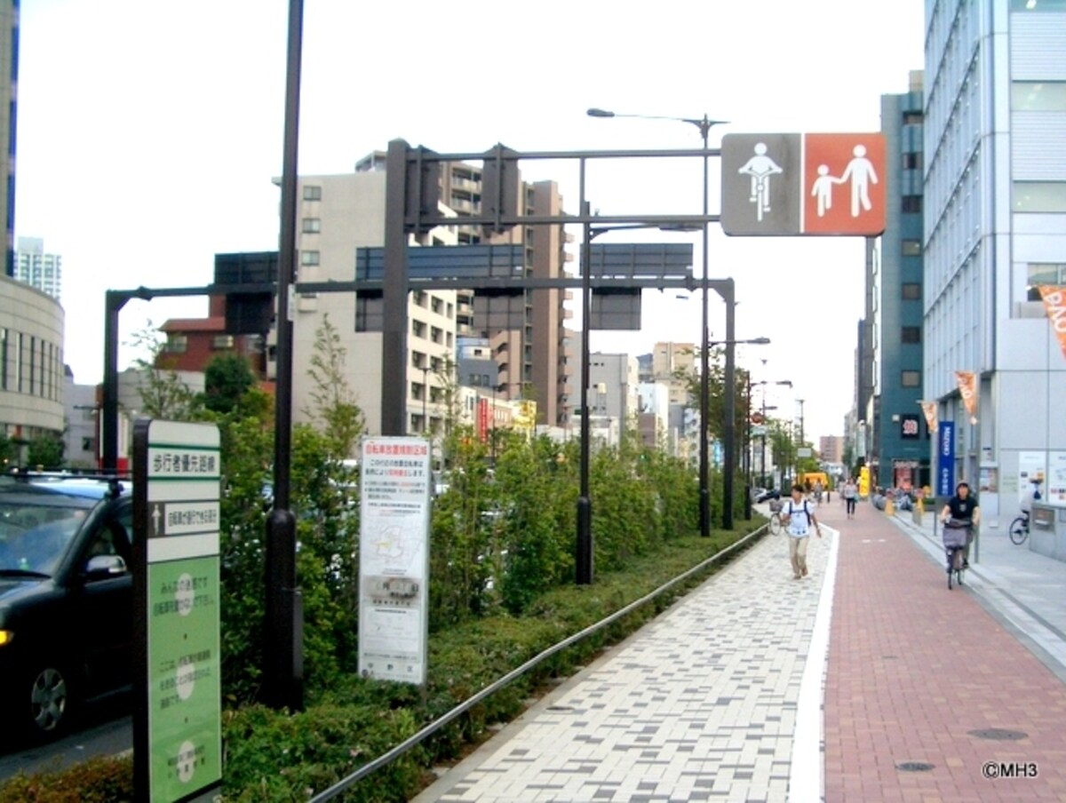 整備された山手通り。自転車と歩行者のゾーンを分けた歩道。