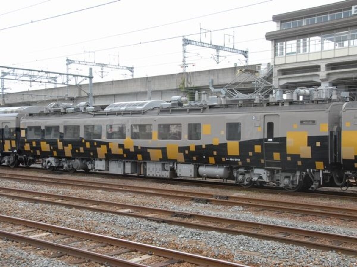 中間車は485系そのものだ