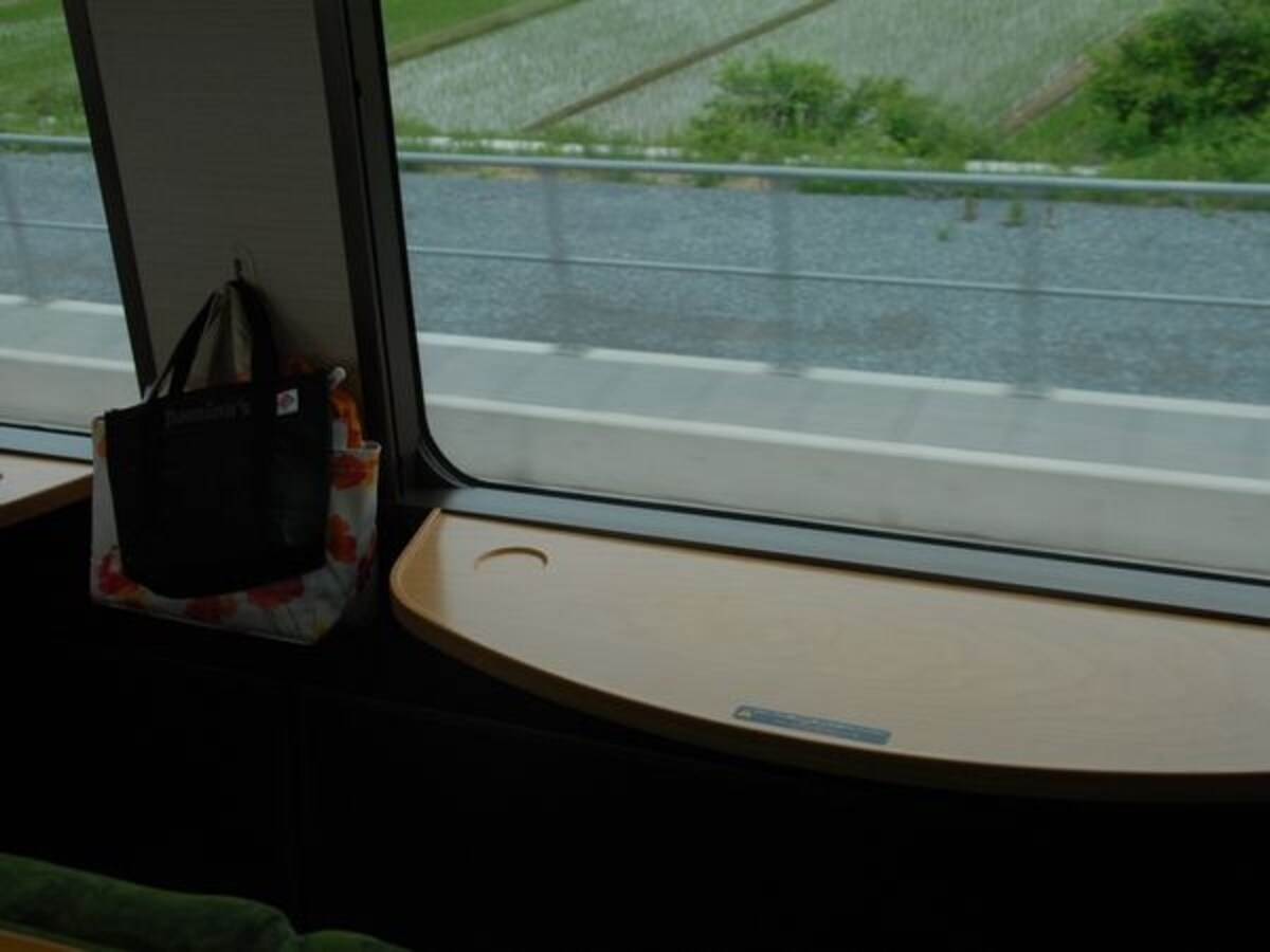 木製テーブルの脇にあるフック