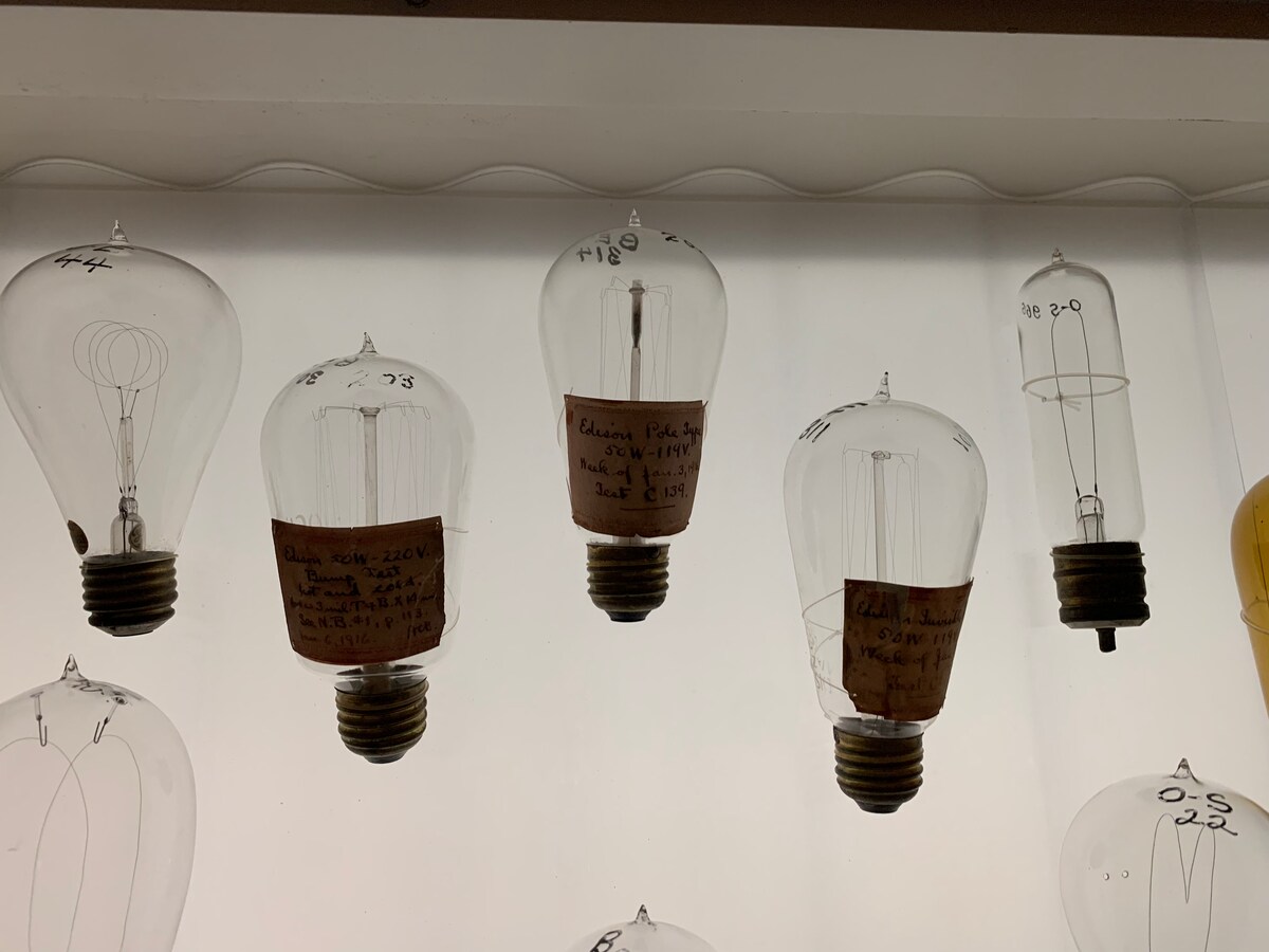 エジソンが作った初期の電球のコレクションに含まれる！